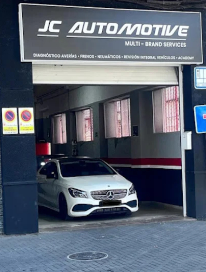 Técnico automotriz revisando componentes mecánicos