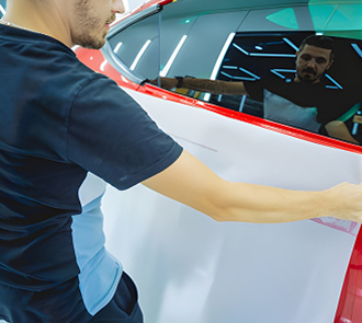 Área técnica de servicio automotriz con herramientas profesionales